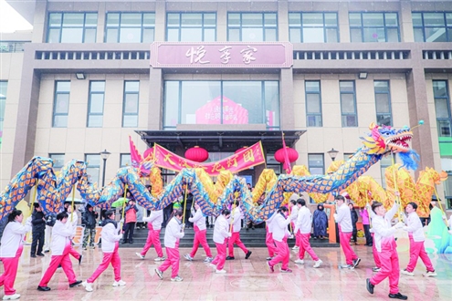 年俗文化节现场舞狮队员们腾挪跳跃,用精湛的技艺赢得观众阵阵喝彩